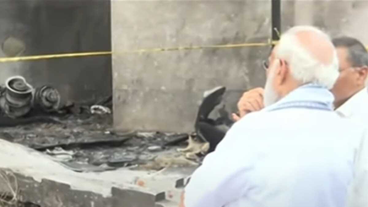 अहमदाबाद में एयर इंडिया विमान हादसे वाली जगह का दौरा कर सिविल अस्पताल पहुंचे पीएम मोदी